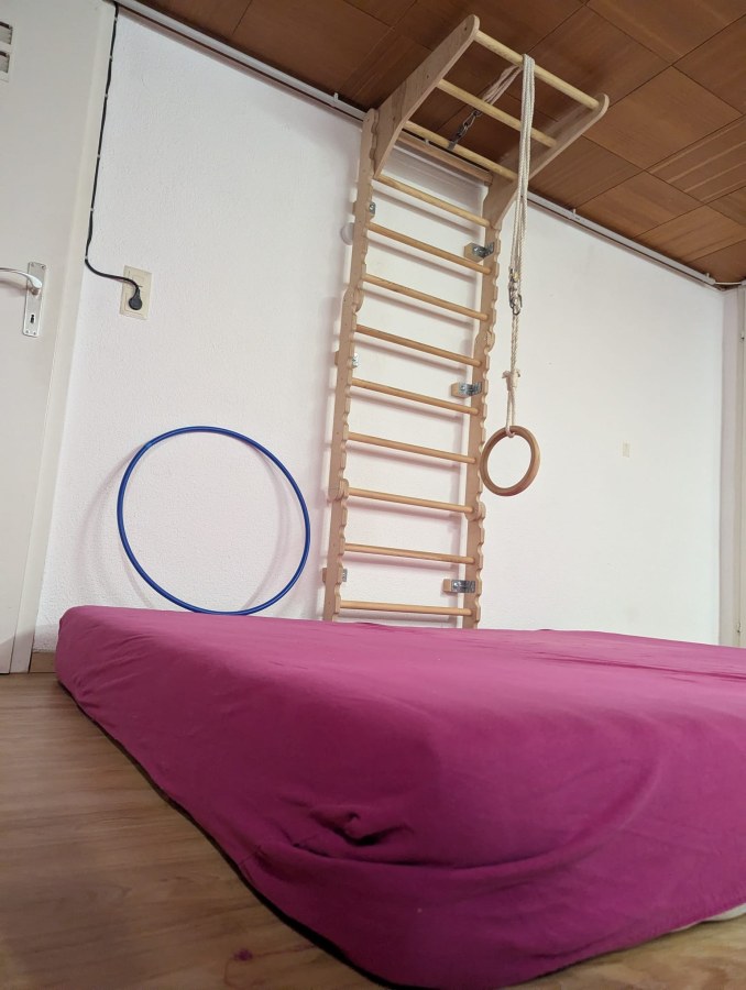 Unser Bewegungsraum: Klettern, turnen und toben – hier werden Kraft, Koordination und Freude an Bewegung spielerisch gefördert.