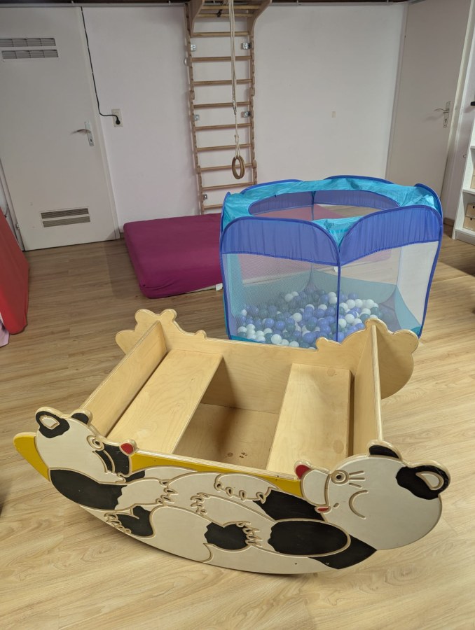 Unser Aktionsbereich: Schaukeln, tauchen, balancieren – vielfältige Spielmöglichkeiten für eine ganzheitliche Sinnes- und Motorikentwicklung.